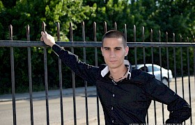 Slavljenik stoji pored ograde - Fotografisanje punoletstva - Milan