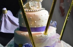 Fotografisanje venčanja ispred crvke - Svadbena torta